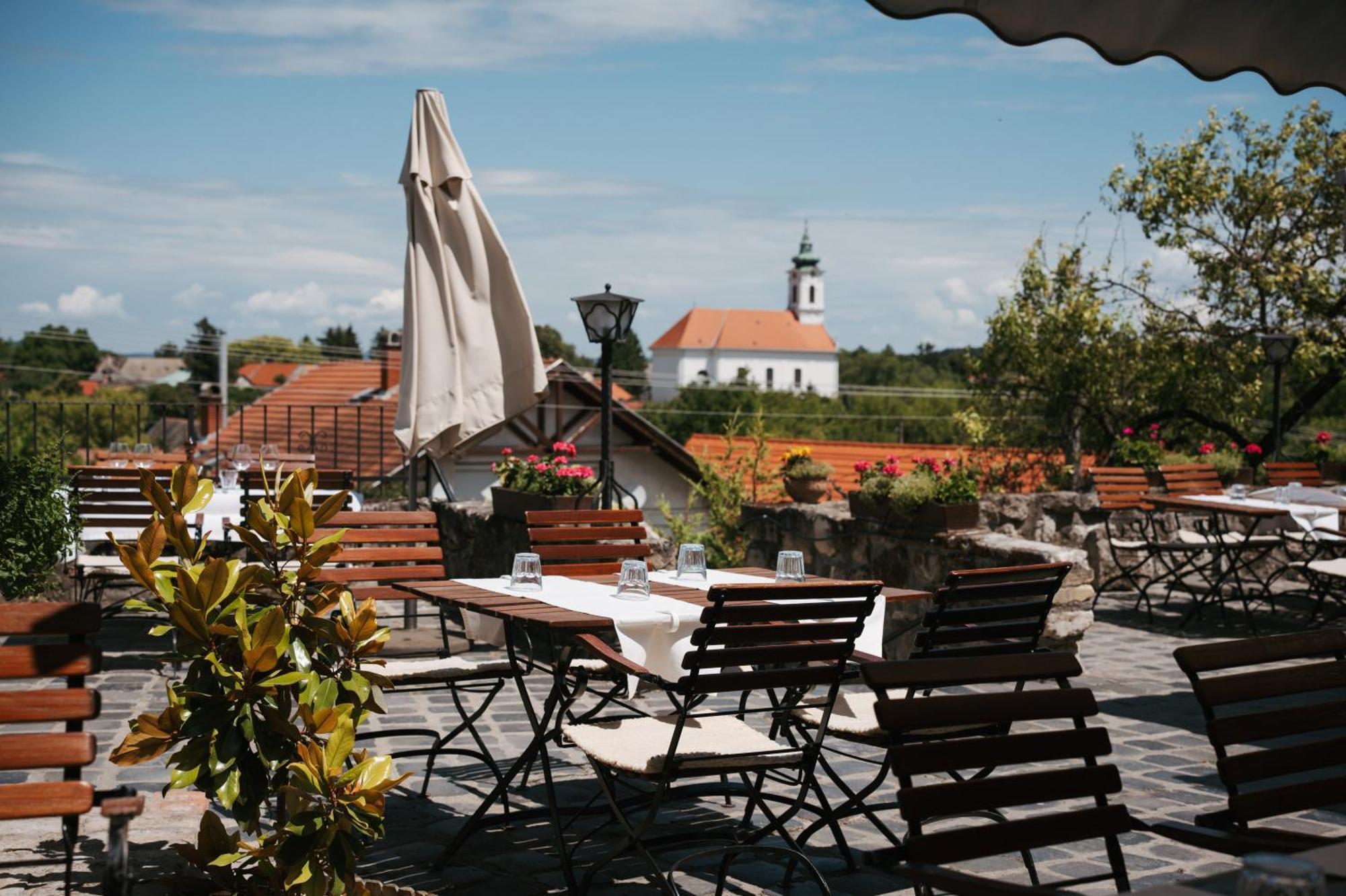 Rokusfalvy Borhotel Es Fogado Etyek Eksteriør billede